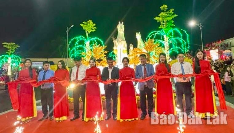 Ban tổ chức cắt băng khai mạc Đường hoa xuân phường Bình Kiến.