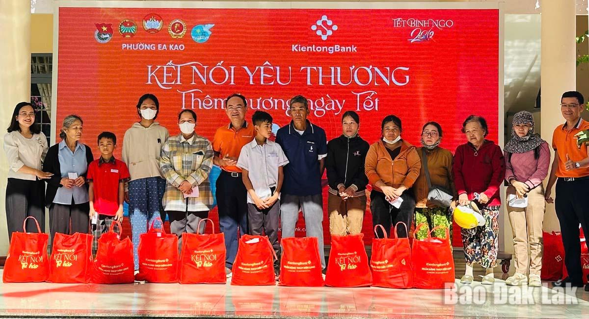 Bà H Hương Bkrông (bìa trái), Chủ tịch Ủy ban MTTQ Việt Nam phường Ea Kao trao quà cho các hộ khó khăn trên địa bàn phường