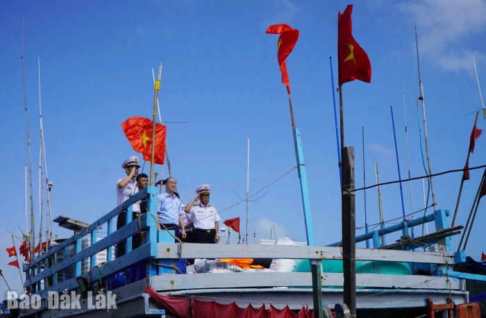 Cờ Tổ quốc tung bay trong gió biển ngày xuân