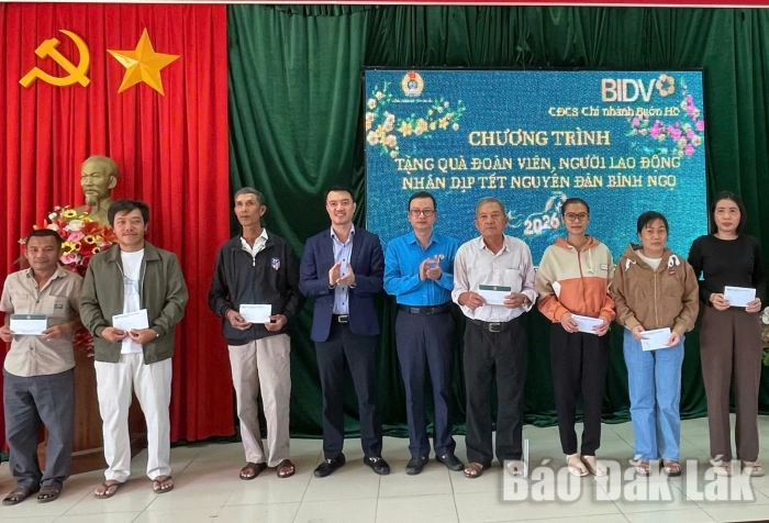 Công đoàn xã Tuy An Bắc tặng quà Tết người lao động