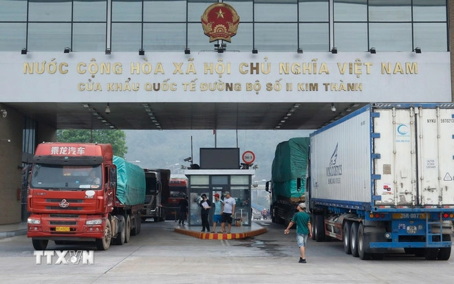 Hoạt động xuất nhập khẩu tại Cửa khẩu Quốc tế đường bộ số II Kim Thành, Lào Cai. (Ảnh: Quốc Khánh/TTXVN)