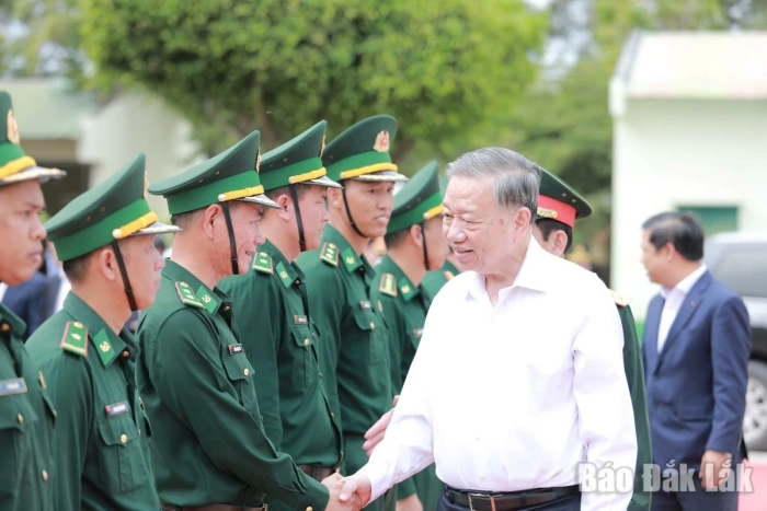 Tổng Bí thư Tô Lâm chúc Tết và tặng quà cán bộ, chiến sĩ Đồn Biên phòng Ea H’Leo