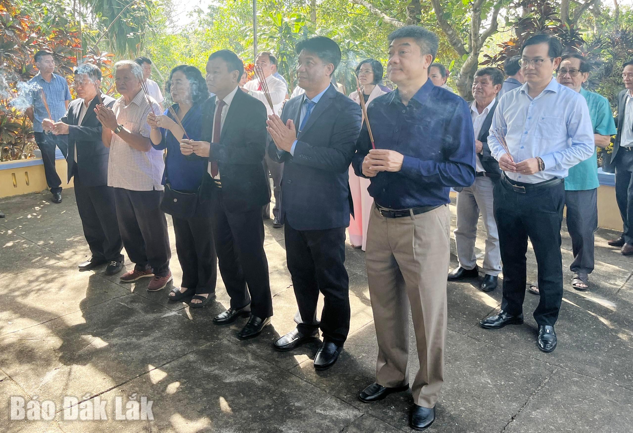Lãnh đạo tỉnh thực hiện nghi thức dâng hương tại Bia tưởng niệm khu đầu mối.