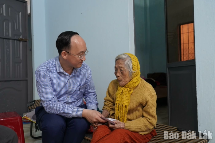 Thăm chúc Tết Mẹ Việt Nam anh hùng ở xã Hòa Mỹ