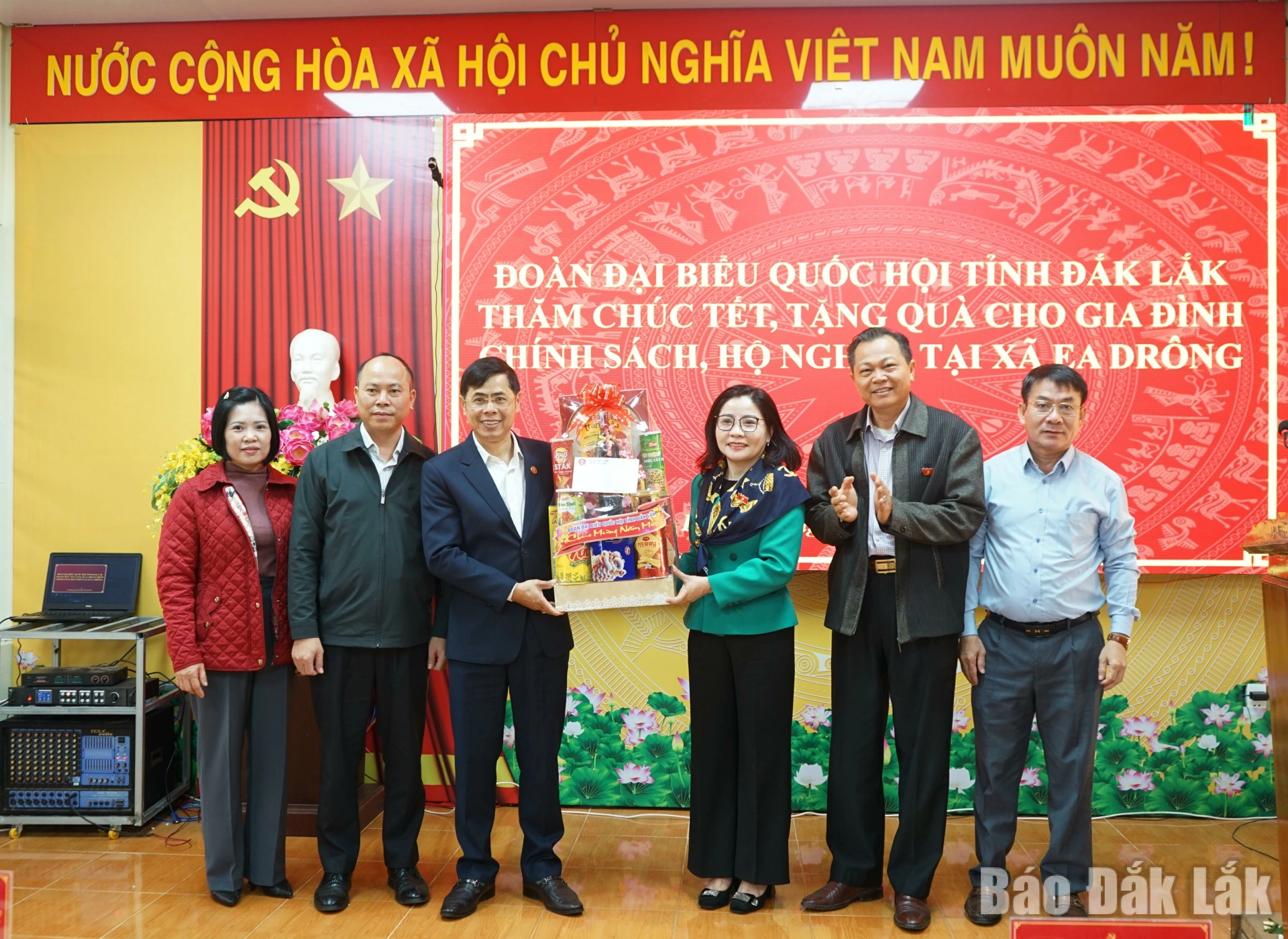 Đoàn Đại biểu Quốc hội tỉnh trao quà tặng Đảng ủy, HĐND, UBND, Ủy ban MTTQ Việt Nam xã Ea Drông