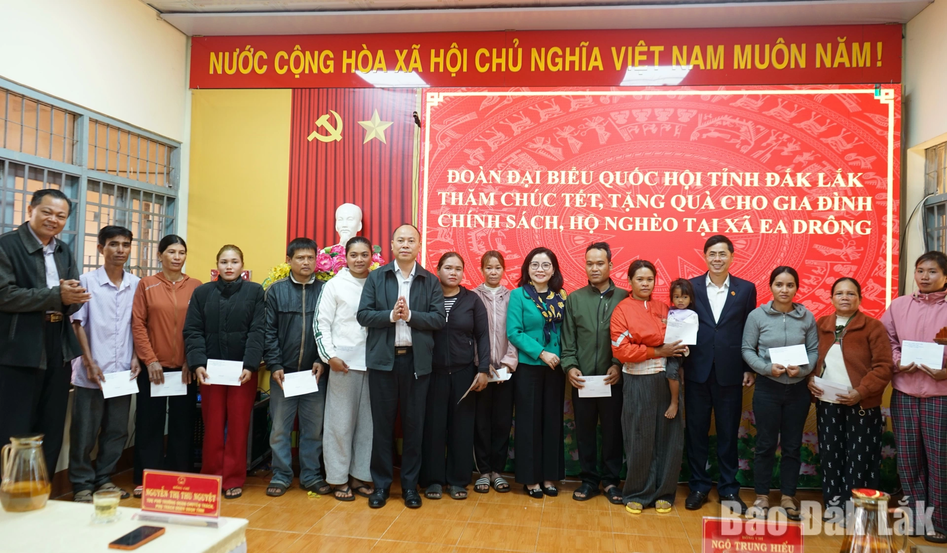 Đoàn Đại biểu Quốc hội tỉnh và lãnh đạo Đảng ủy, HĐND, UBND, Ủy ban MTTQ Việt Nam xã Ea Drông trao quà tặng người dân