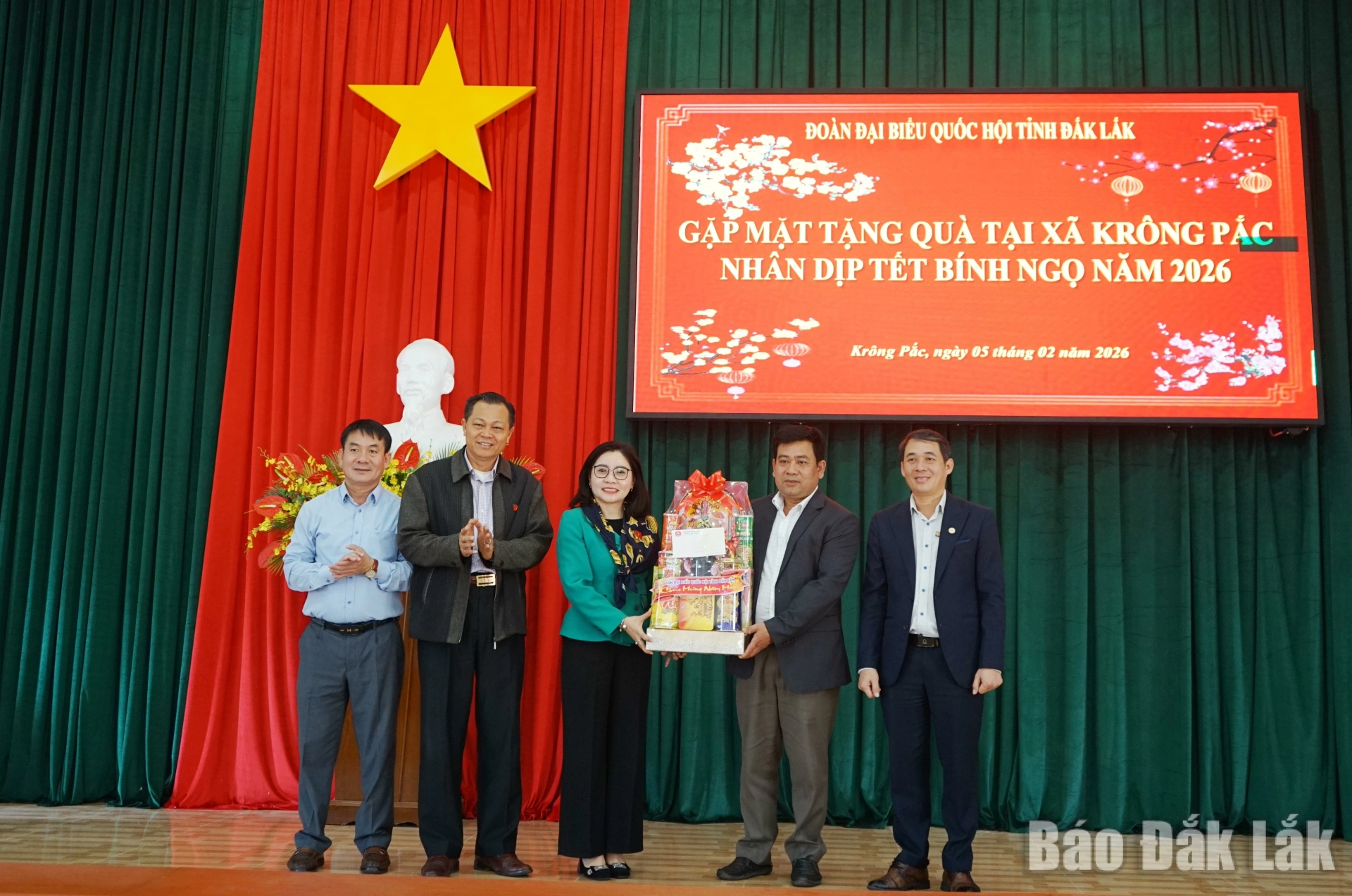 Đoàn Đại biểu Quốc hội tỉnh trao quà tặng Đảng ủy, HĐND, UBND, Ủy ban MTTQ Việt Nam xã Krông Pắc