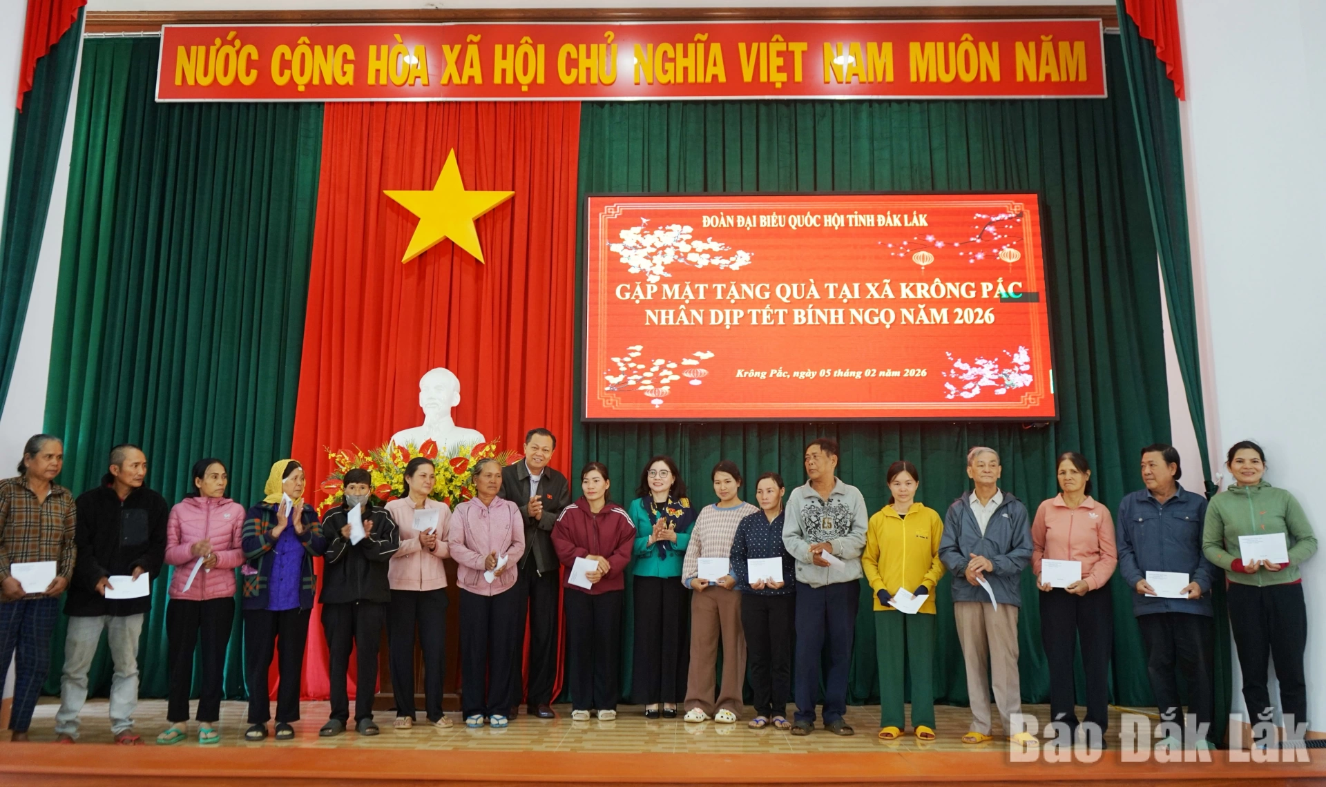 Đoàn Đại biểu Quốc hội tỉnh trao quà tặng người dân xã Krông Pắc