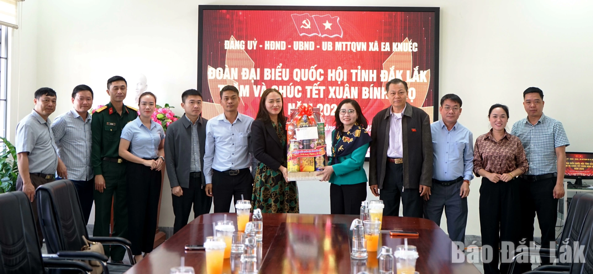 Đoàn Đại biểu Quốc hội tỉnh chúc Tết và trao quà tặng Đảng ủy, HĐND, UBND, Ủy ban MTTQ Việt Nam xã Ea Knuếc