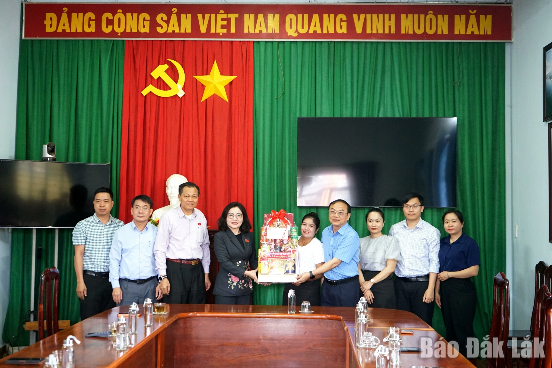 Đoàn Đại biểu Quốc hội tỉnh thăm và chúc Tết Đảng ủy, HĐND, UBND, Ủy ban MTTQ Việt Nam xã Cuôr Đăng