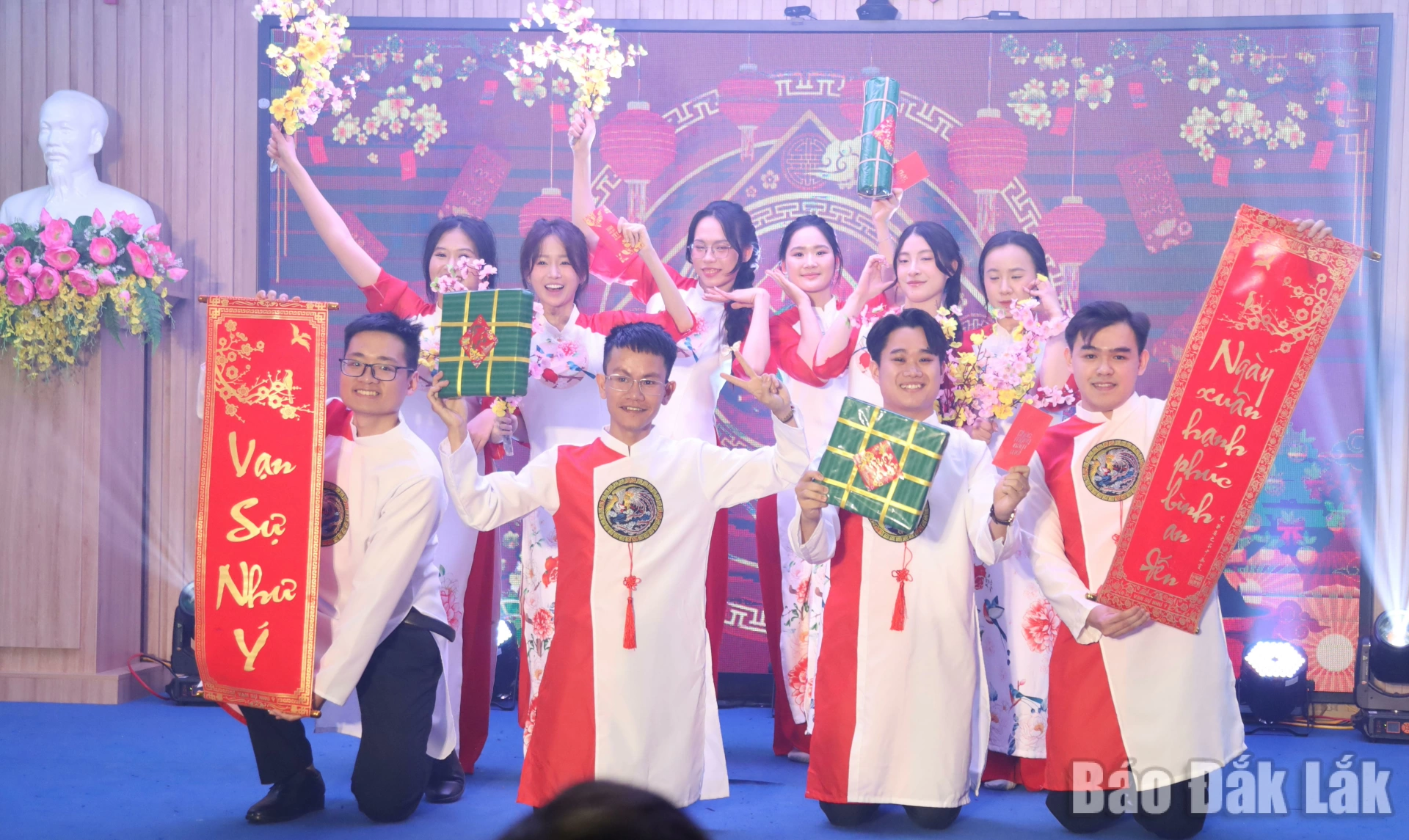 Tiết mục múa hát của Đội thi được dàn dựng công phu.