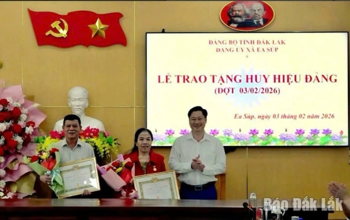 Đảng ủy xã Ea Súp trao tặng huy hiệu Đảng cho 8 Đảng viên