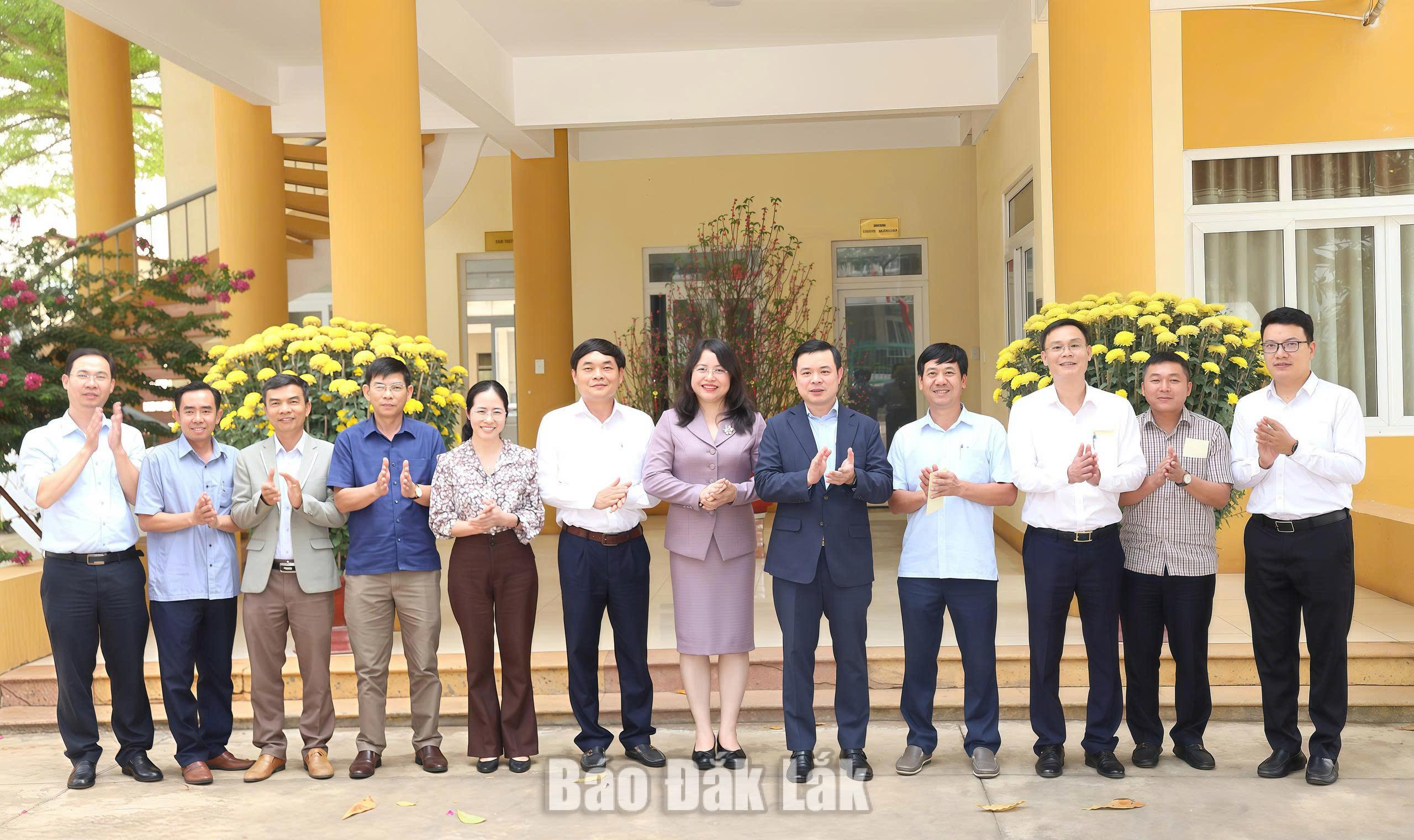 Phó Bí thư Tỉnh ủy Đỗ Hữu Huy chụp hình lưu niệm cùng tập thể lãnh đạo Báo và Phát thanh, Truyền hình Đắk Lắk. Ảnh: Thế Hùng