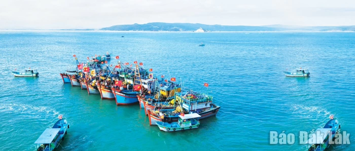 Xuân gõ cửa mạn thuyền