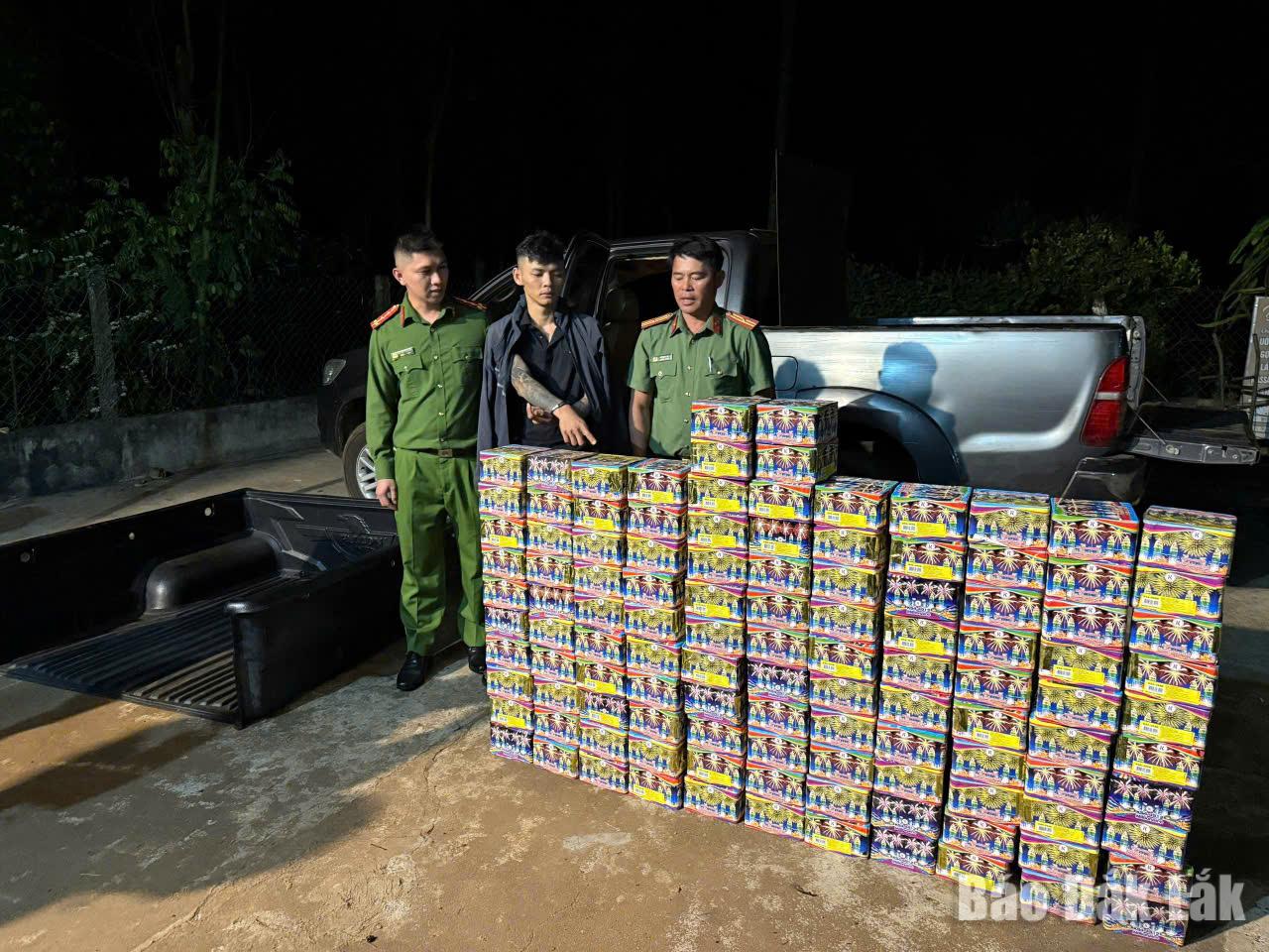 Đối tượng Phạm Văn Đạt bị bắt giữ cùng tang vật là pháo hoa nổ.