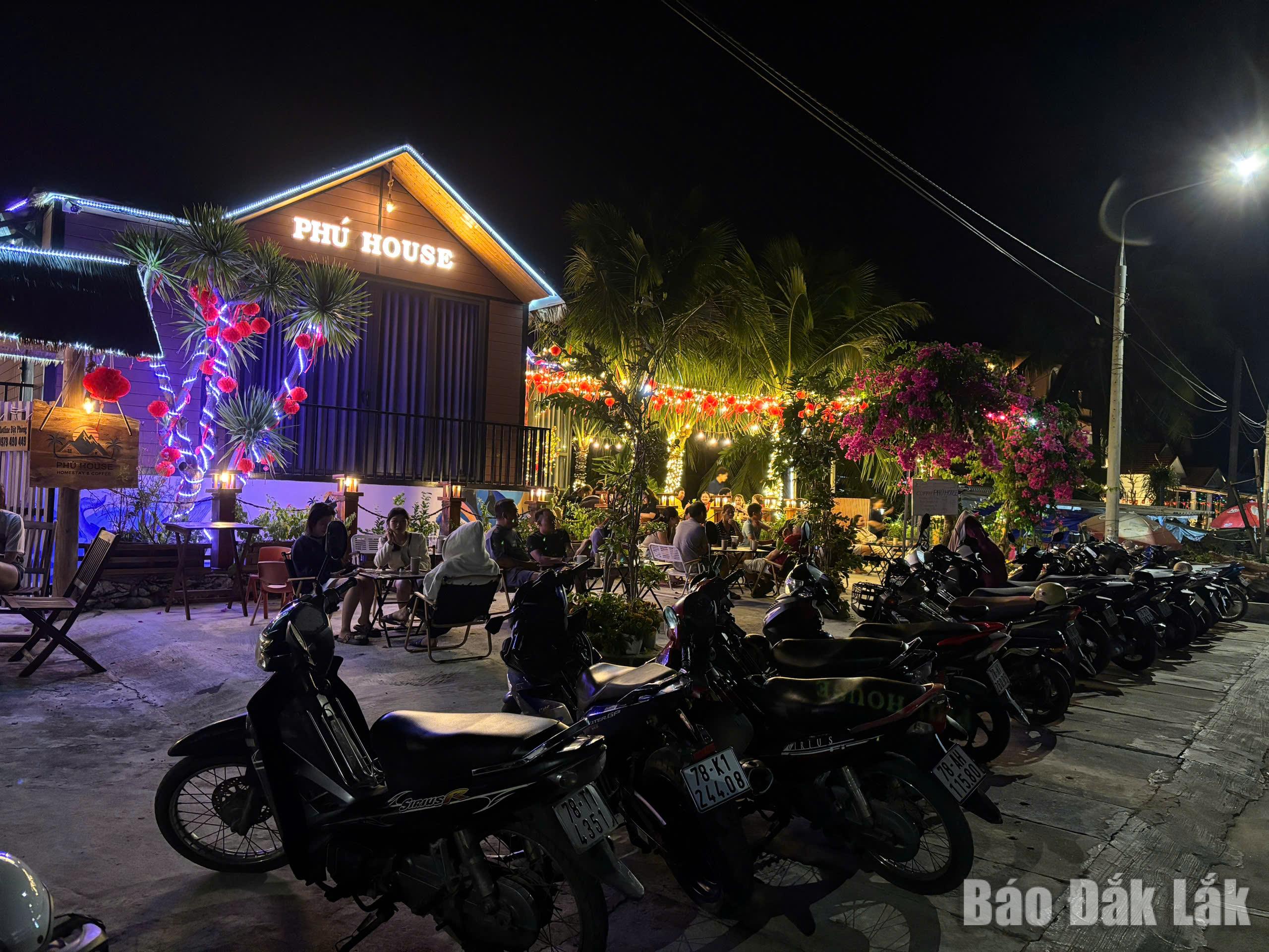 Du khách nghỉ dưỡng và nhấm nháp ly cà phê ở Phú House