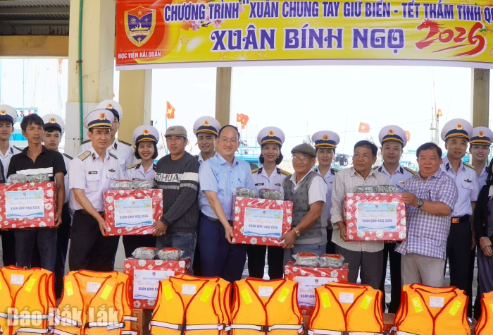 Chương trình Xuân chung tay giữ biển - Tết thắm tình quân dân ở phường Hòa Hiệp