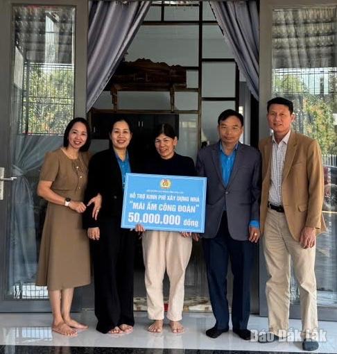 Lãnh đạo LĐLĐ tỉnh trao bảng tượng trưng hỗ trợ kinh phí xây dựng Mái ấm công đoàn cho đoàn viên Lê Thị Hằng