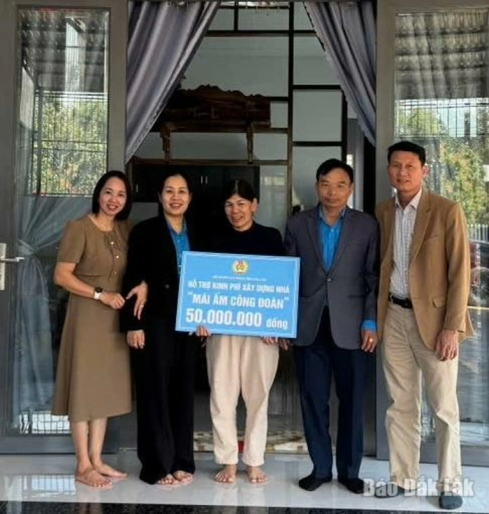 Trao “Mái ấm công đoàn” cho ba đoàn viên công đoàn