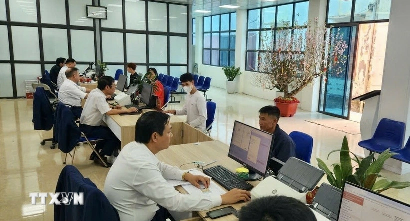 Cán bộ, công chức xã Tân Minh (Hải Phòng) tiếp người dân đến làm thủ tục hành chính. (Ảnh: TTXVN phát)