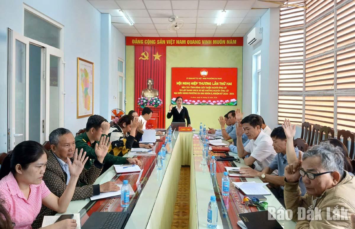 Các đại biểu biểu quyết thông qua danh sách sơ bộ những người ứng cử đại biểu HĐND phường Ea Kao, nhiệm kỳ 2026 - 2031. Ảnh: Trung Hiếu