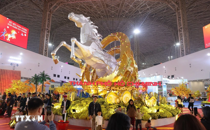 Người dân háo hức mua sắm tại Hội chợ Mùa Xuân lần thứ nhất. Ảnh: TTXVN