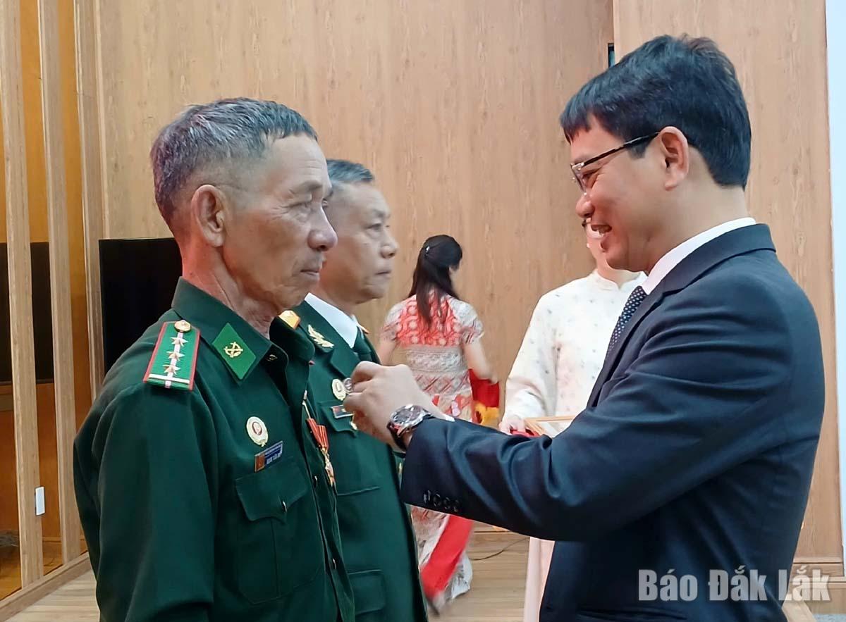 Bí thư Đảng ủy, Chủ tịch HĐND phường Ea Kao Đặng Gia Duẩn trao Huy hiệu đảng cho đảng viên