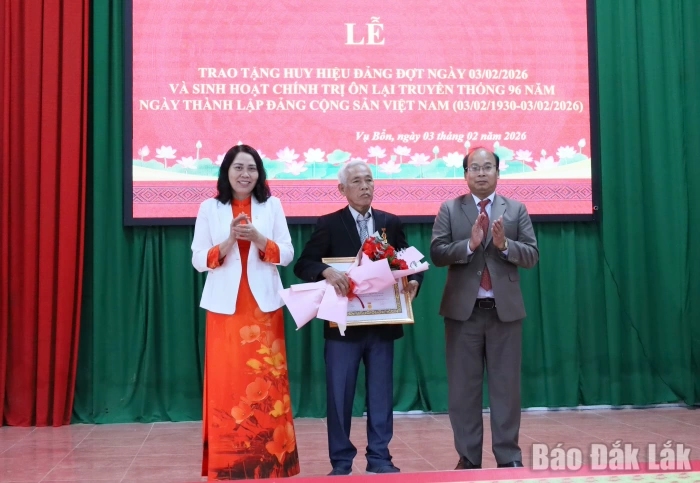 Đảng ủy xã Vụ Bổn trao tặng Huy hiệu Đảng đợt 3/2 cho 2 đảng viên 45 và 40 tuổi Đảng