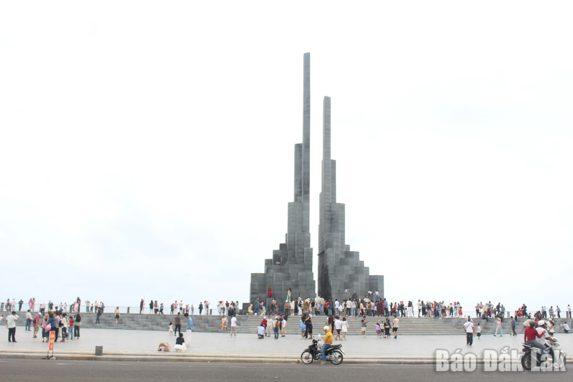 Tháp Nghinh Phong (phường Tuy Hòa) thu hút nhiều khách du lịch đến chụp hình lưu niệm.