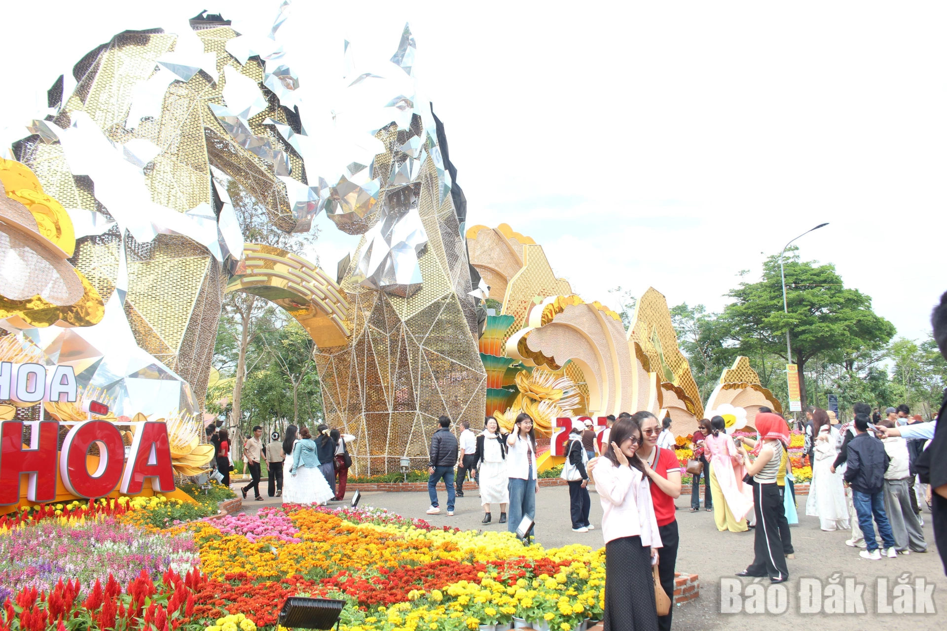 Đông đảo du khách và người dân đến tham quan đường hoa Tuy Hòa. Ảnh: Võ Phê