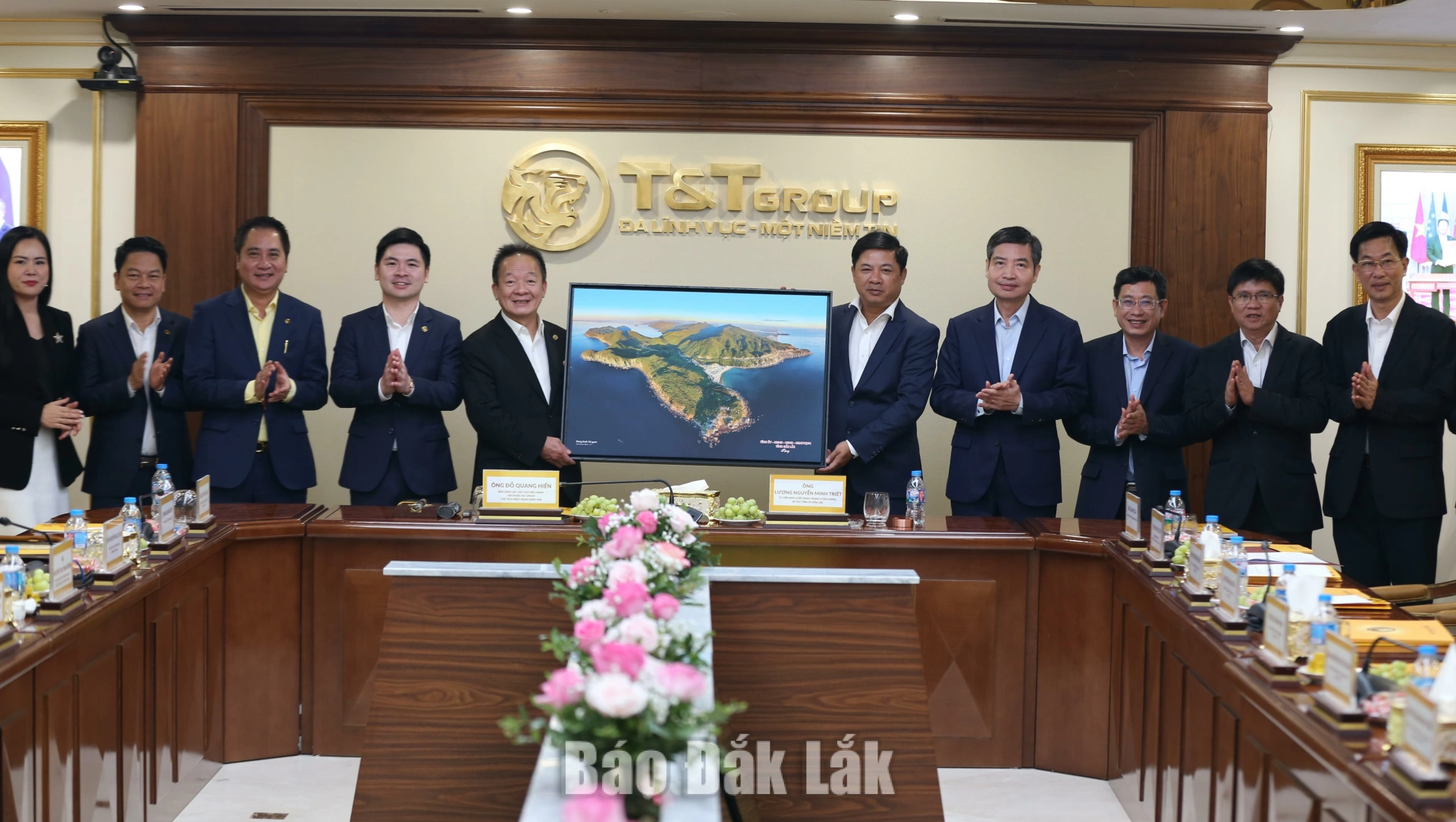 Lãnh đạo tỉnh Đắk Lắk tặng tranh cho lãnh đạo T&T Group. Ảnh: CTV