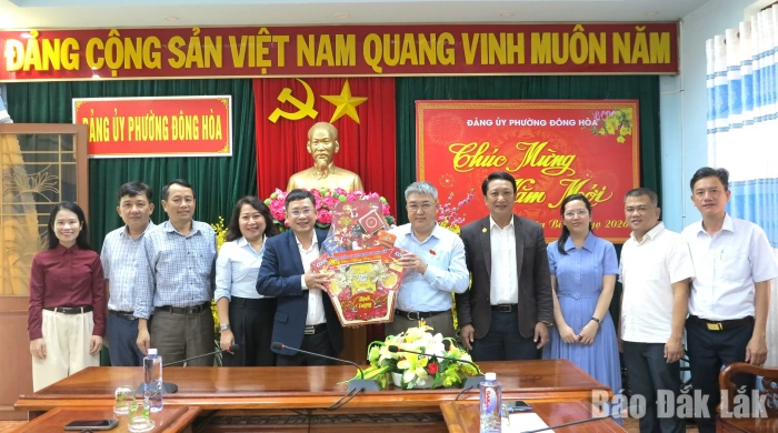 Ban Quản lý khu kinh tế Phú Yên thăm, tặng quà Tết các xã, phường