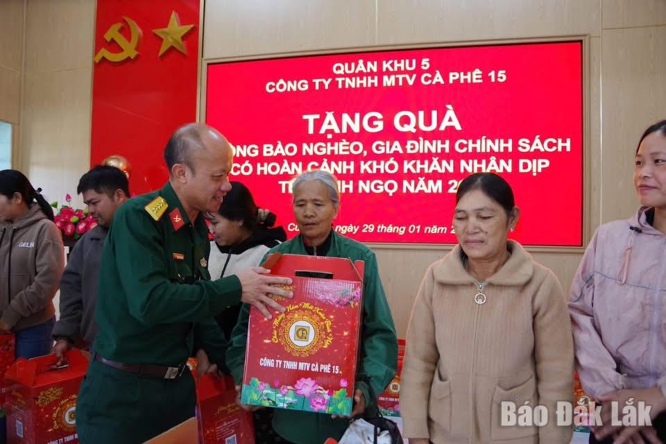 Đại  diện  Công  ty  cà  phê  15 tặng  quà  Tết  cho  người  nghèo  xã  Cư  Pơng.