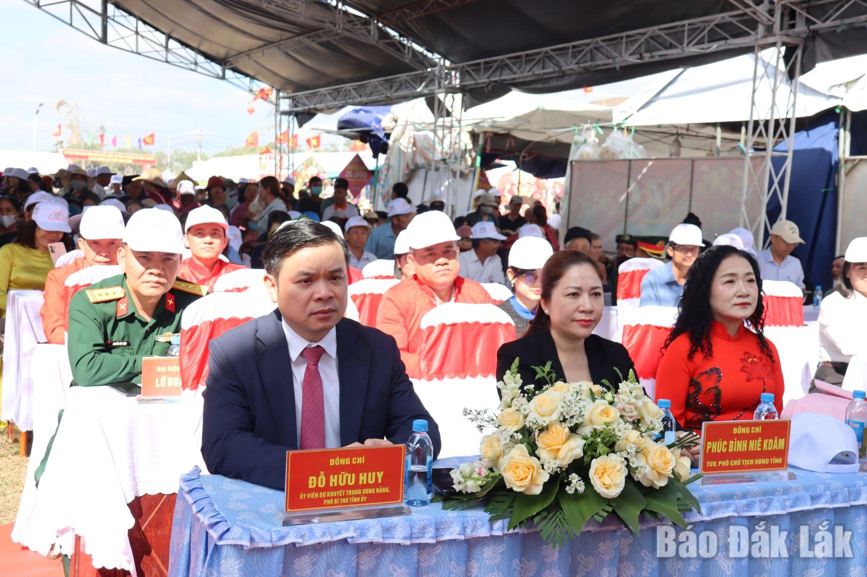 Đại diện lãnh đạo tỉnh tham dự tại buổi lễ.