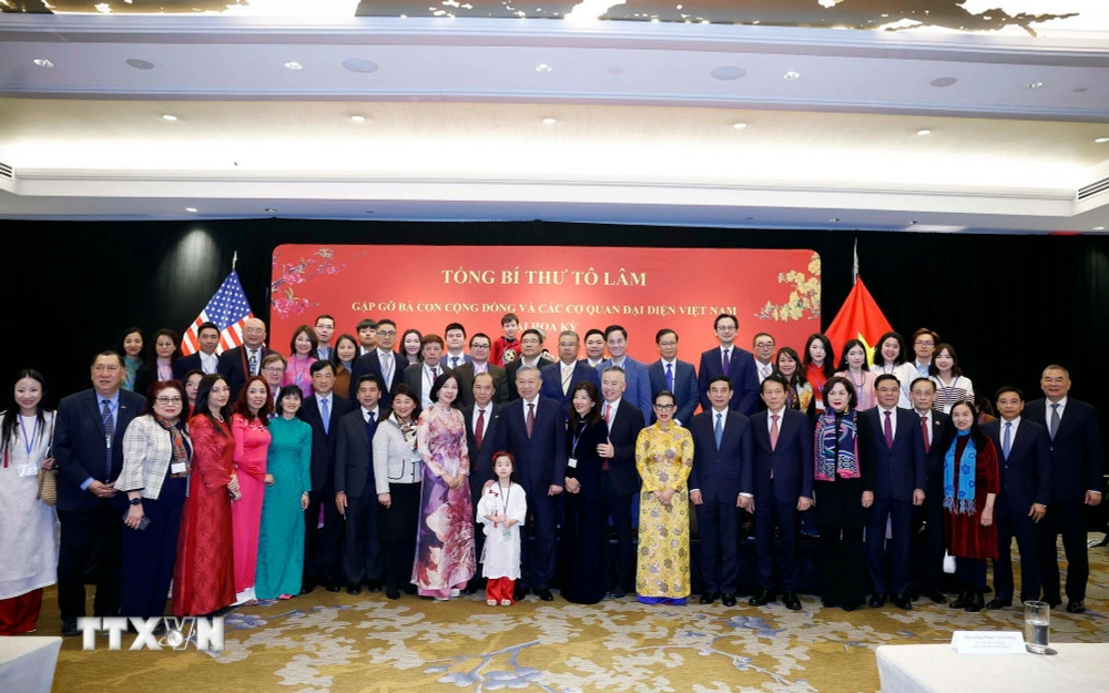 Tổng Bí thư Tô Lâm với bà con cộng đồng người Việt Nam tại Hoa Kỳ. (Ảnh: TTXVN