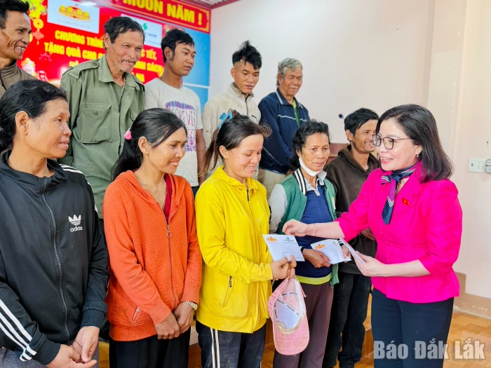 Đoàn ĐBQH tỉnh chúc Tết, tặng quà gia đình chính sách, hộ nghèo