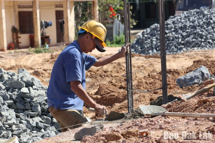 Tăng tốc thi công trường học liên cấp ở vùng biên