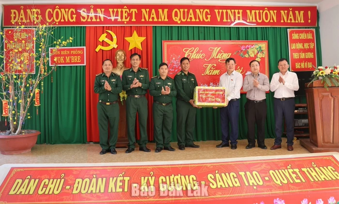 Hội đồng Dân tộc Quốc hội chúc Tết tại Đồn Biên phòng Yok M'Bre