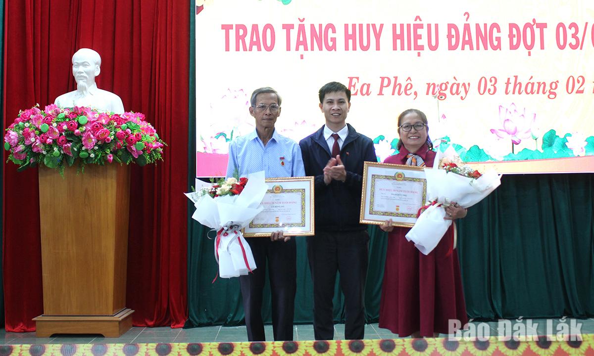 2 đảng viên nhận Huy hiệu 30 năm tuổi Đảng.