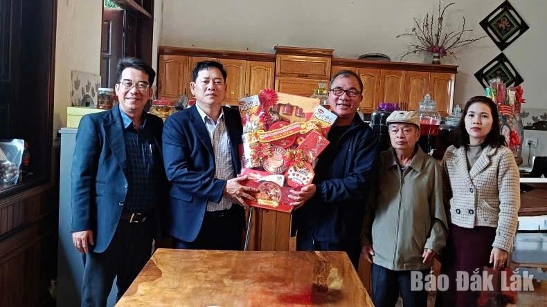 Tặng quà cho người có công nhân dịp Tết Nguyên đán.