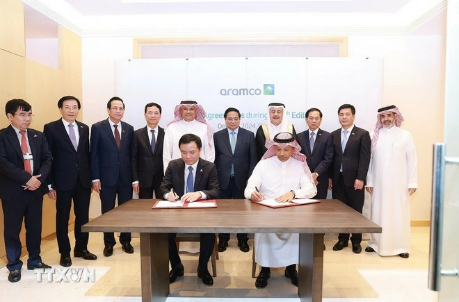 Thủ tướng Phạm Minh Chính và ông Amin Al Nasser, Chủ tịch kiêm Tổng Giám đốc Tập đoàn dầu khí Ảrập Xêút chứng kiến ký kết thoả thuận hơp tác giữa Tập đoàn Dầu khí quốc gia Việt Nam và Tập đoàn dầu khí Saudi Arabia. (Ảnh: Dương Giang/TTXVN)