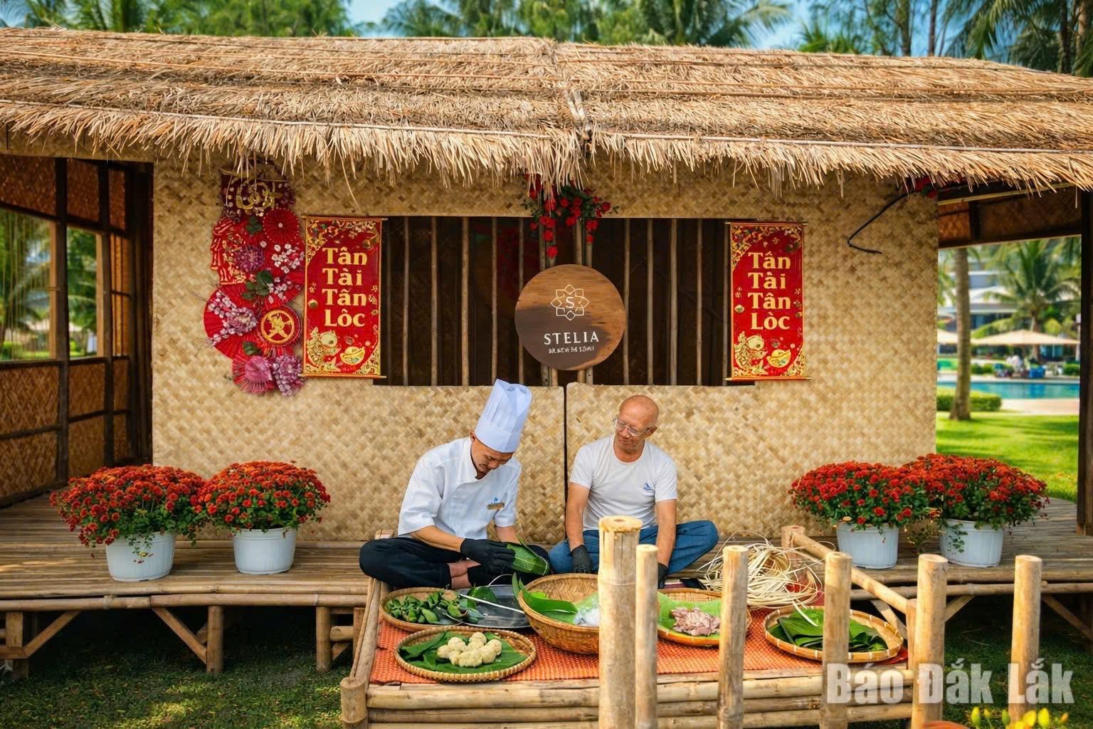 Du khách nước ngoài tham gia gói bánh chưng ở  Stelia Beach resort trên đường Độc Lập, phường Tuy Hòa