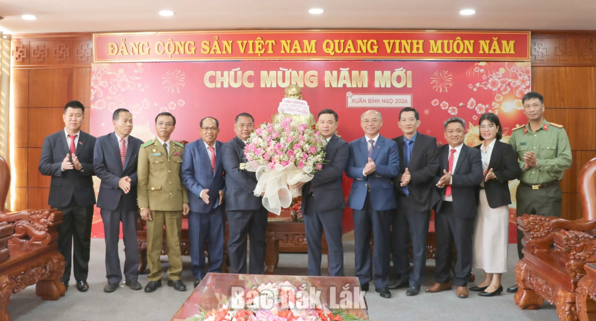 Đoàn lãnh đạo cấp cao tỉnh Sekong (bên trái) tặng hoa chúc Tết nguyên đán Bính Ngọ 2026 đến Đảng bộ, Chính quyền và nhân dân Đắk Lắk.
