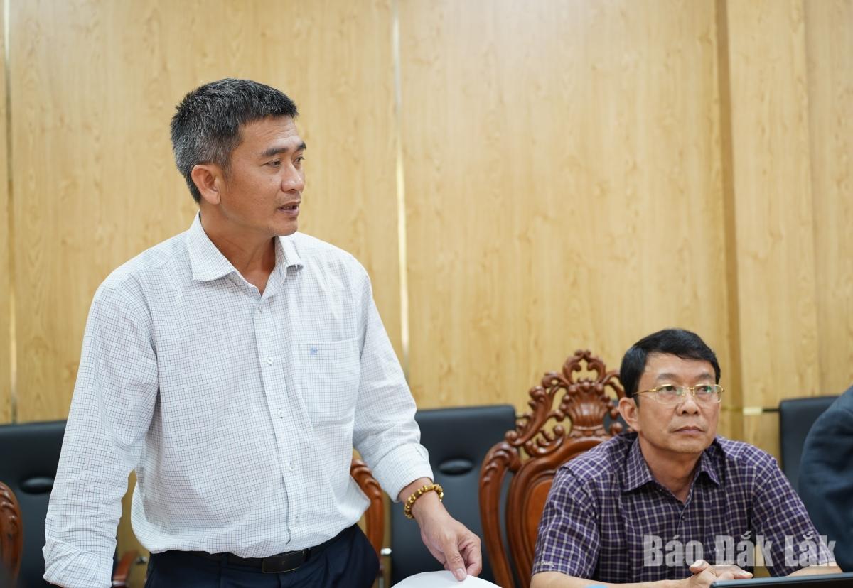 Phó Chủ tịch Thường trực UBND xã Ea Knốp Nguyễn Thanh Hưng báo cáo công tác chuẩn bị cuộc bầu cử trên địa bàn xã.