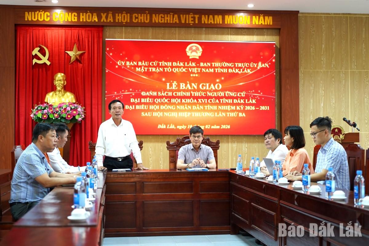 Phó Chủ tịch Ủy ban MTTQ Việt Nam tỉnh Lê Bá Cảnh báo cáo sơ bộ kết quả Hội nghị hiệp thương lần thứ ba.