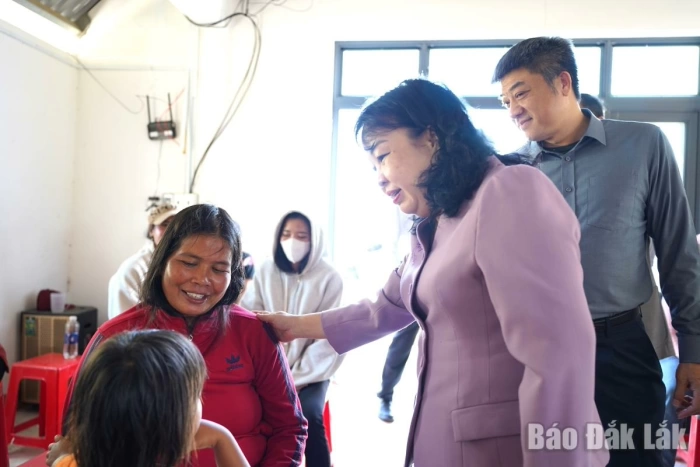 Thường trực HĐND tỉnh thăm, tặng quà Tết người dân buôn Cư Knao