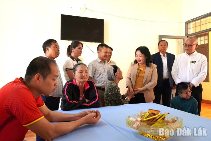 Phó Bí thư Thường trực Tỉnh ủy, Chủ tịch HĐND tỉnh Cao Thị Hòa An thăm, tặng quà các đơn vị, cơ sở nhân dịp đầu Xuân Bính Ngọ 2026