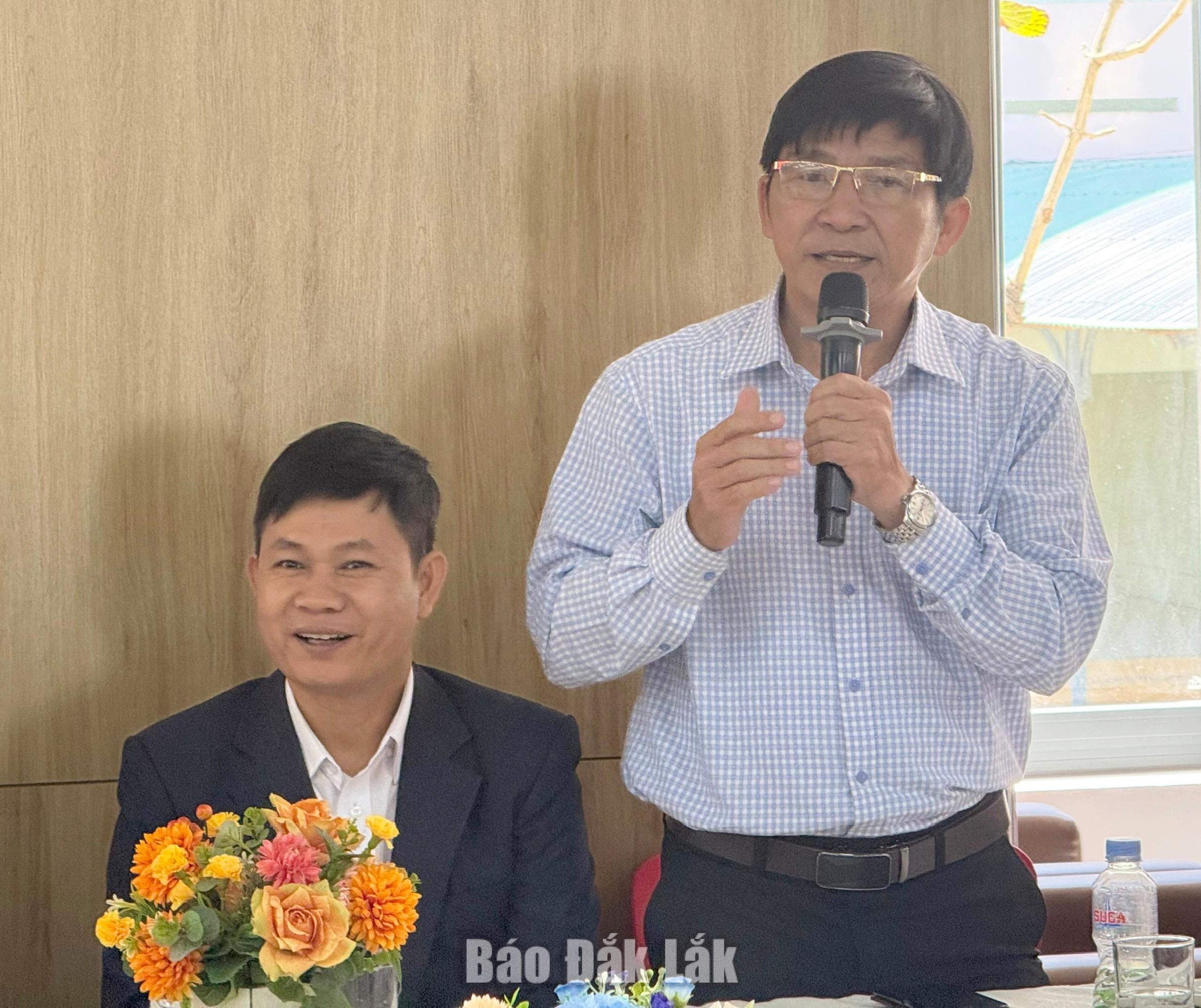 Hiệu trưởng Trường THPT Nguyễn Huệ Lê Thành Phương chia sẻ ý kiến tại buổi họp mặt.