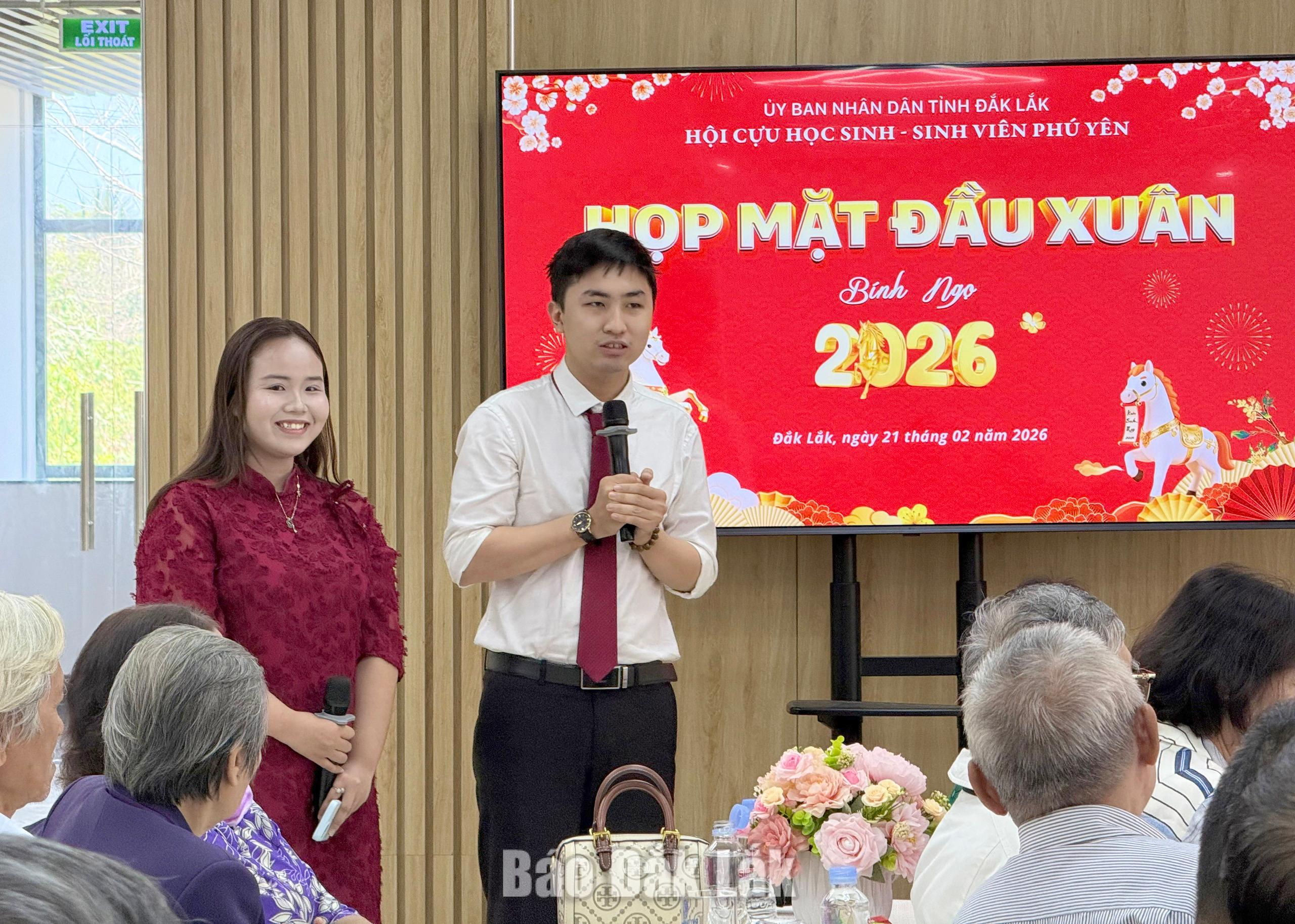 Em Phan Vĩnh Tiến, sinh viên năm cuối Trường Đại học Quản lý và Công nghệ TP Hồ Chí Minh phát biểu cảm ơn sự hỗ trợ của Hội Cựu học sinh - sinh viên Phú Yên tỉnh Đắk Lắk trong thời gian qua.