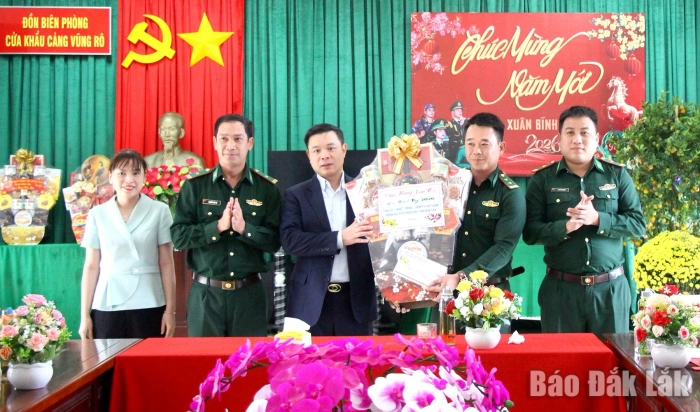 Phó Bí thư Tỉnh ủy Đỗ Hữu Huy thăm, chúc Tết một số đơn vị và gia đình chính sách